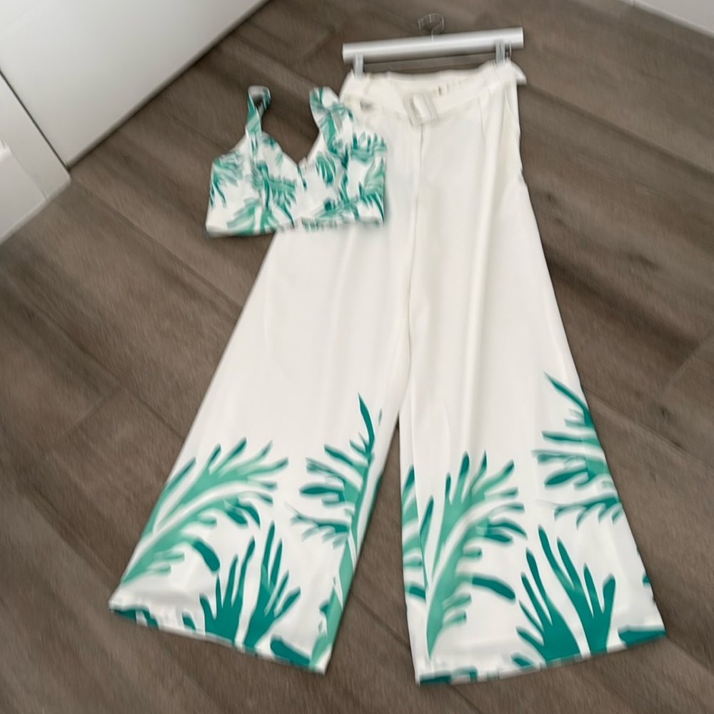 TWO PIECE PANTS SET. GREEN AND WHITE